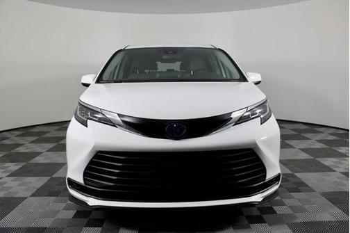 2023 Toyota Sienna LE