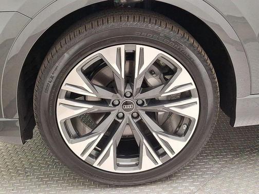 Daytona Gray Pearl Effect 2026 Audi Q8 55 Premium Plus