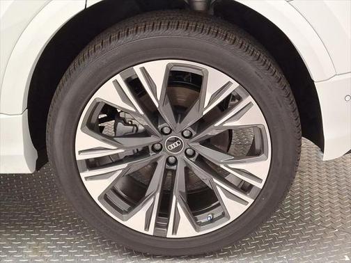 2025 Audi Q8 55 Premium