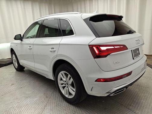 Glacier White Metallic 2023 Audi Q5 45 S line Premium