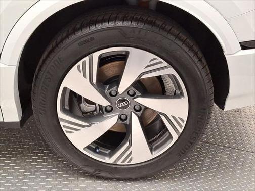 2025 Audi Q6 e-tron Premium Plus quattro