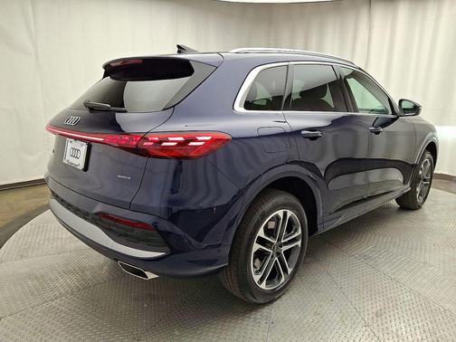 Navarra Blue Metallic 2026 Audi Q5 Premium TFSI quattro S tronic