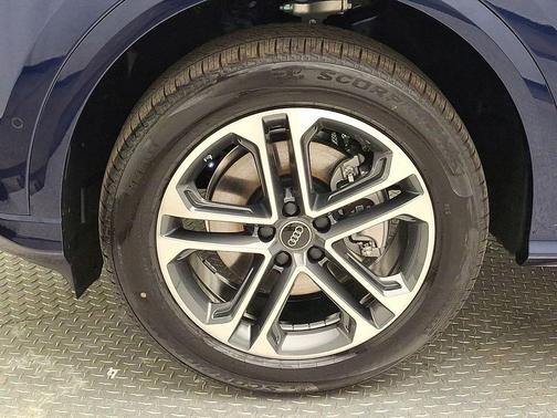 Navarra Blue Metallic 2026 Audi Q5 Premium TFSI quattro S tronic