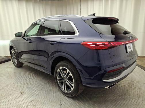 Navarra Blue Metallic 2026 Audi Q5 Premium TFSI quattro S tronic