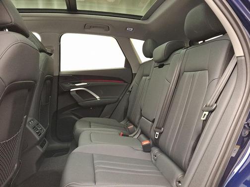 Navarra Blue Metallic 2026 Audi Q5 Premium TFSI quattro S tronic