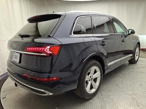 Waitomo Blue Metallic 2023 Audi Q7 55 Premium