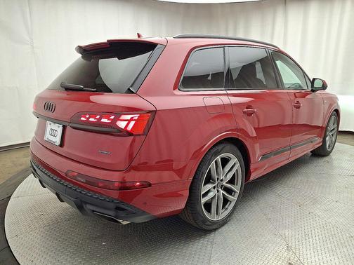 Chili Red Metallic 2026 Audi Q7 55 Prestige
