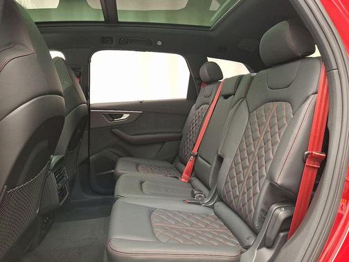 Chili Red Metallic 2026 Audi Q7 55 Prestige
