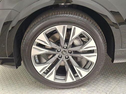 Mythos Black Metallic 2026 Audi Q8 55 Premium Plus
