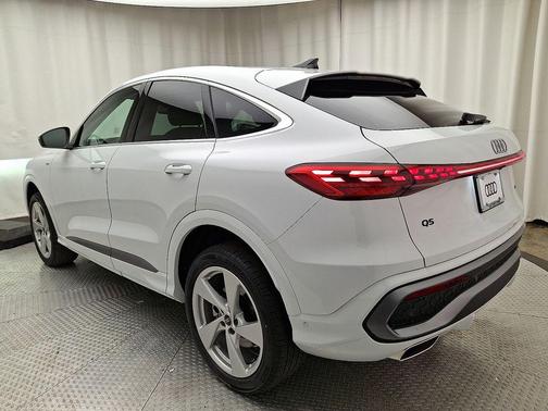 White 2025 Audi Q5 2.0T Premium Plus