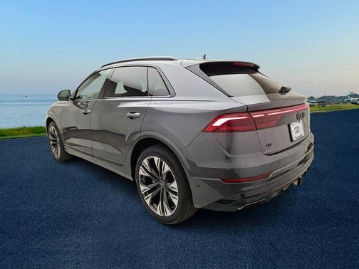 Daytona Gray Pearl Effect 2026 Audi Q8 55 Premium Plus