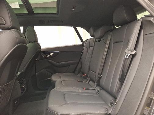 Daytona Gray Pearl Effect 2026 Audi Q8 55 Premium Plus