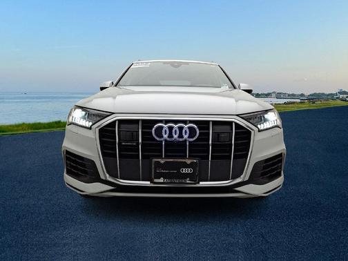 Glacier White Metallic 2023 Audi Q7 55 Premium