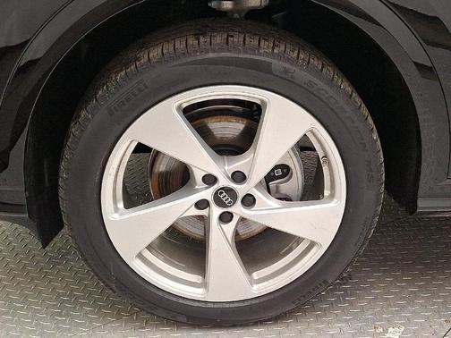 Black Metallic 2025 Audi Q5 Premium Plus TFSI quattro S tronic
