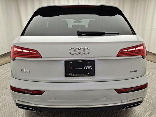 Glacier White Metallic 2024 Audi Q5 45 S line Premium