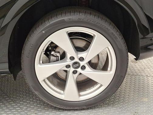 Black Metallic 2025 Audi Q5 Premium Plus TFSI quattro S tronic