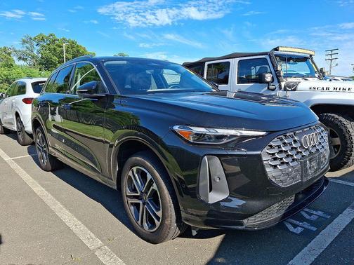 Mythos Black Metallic 2025 Audi Q5 Premium TFSI quattro S tronic