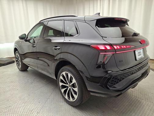 Mythos Black Metallic 2026 Audi Q3 TFSI quattro S tronic