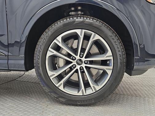 Waitomo Blue Metallic 2026 Audi Q7 45 Premium