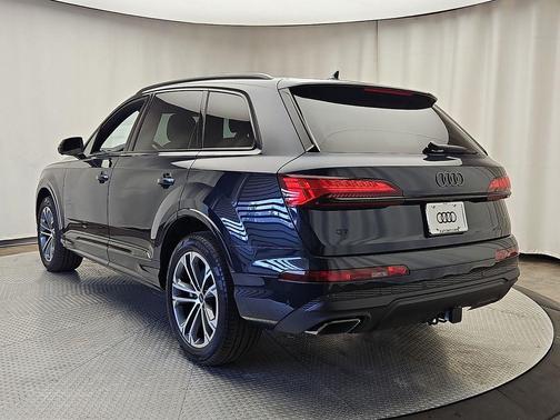 Waitomo Blue Metallic 2026 Audi Q7 45 Premium