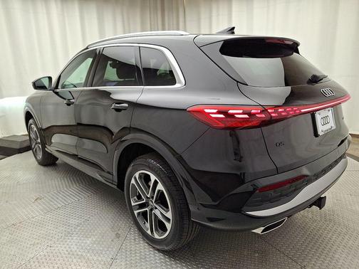Mythos Black Metallic 2026 Audi Q5 Premium TFSI quattro S tronic