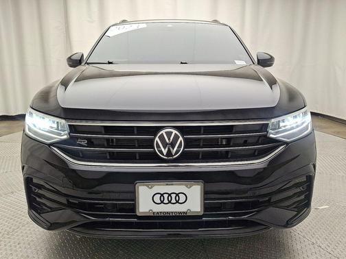 Deep Black Pearl 2023 Volkswagen Tiguan 2.0T SE R-Line Black