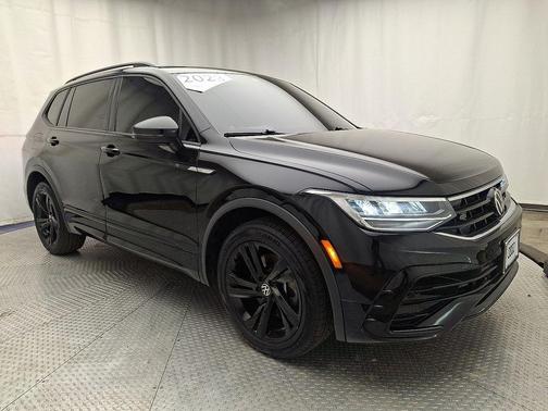 Deep Black Pearl 2023 Volkswagen Tiguan 2.0T SE R-Line Black