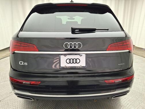 Mythos Black Metallic 2023 Audi Q5 45 S line Premium