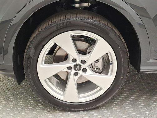 Tambora Gray Metallic 2026 Audi Q5 Premium Plus TFSI quattro S tronic