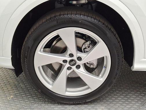Glacier White Metallic 2026 Audi Q5 Premium Plus TFSI quattro S tronic