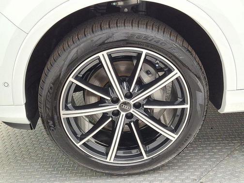 2026 Audi Q7 45 Premium Plus