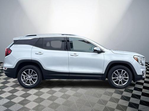 Quicksilver Metallic 2022 GMC Terrain SLT