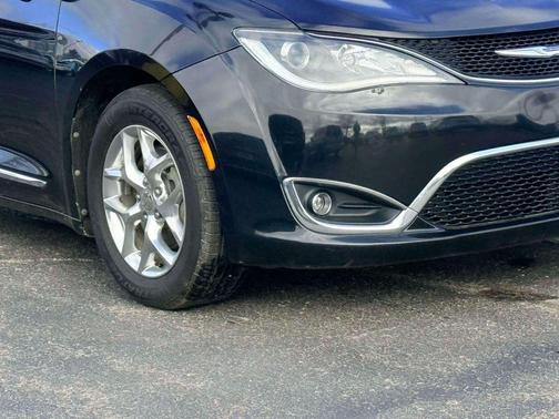 Brilliant Black Crystal Pearlcoat 2017 Chrysler Pacifica Limited