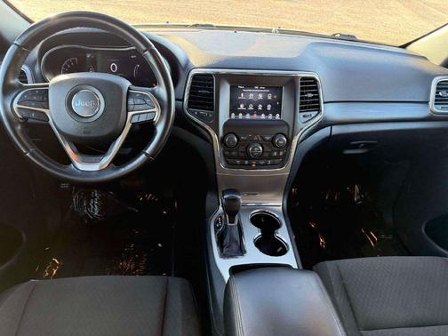 Granite Crystal Metallic Clearcoat 2021 Jeep Grand Cherokee Laredo
