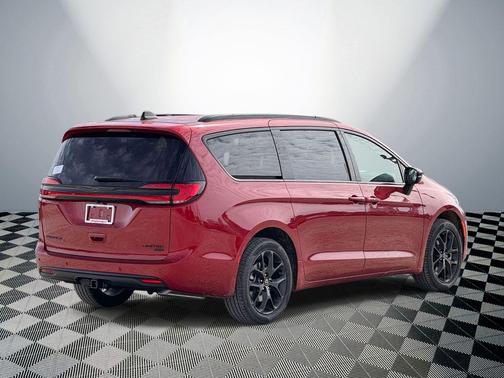 Red Hot Pearlcoat 2026 Chrysler Pacifica Limited