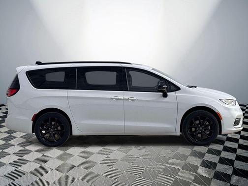 Bright White Clearcoat 2026 Chrysler Pacifica Limited