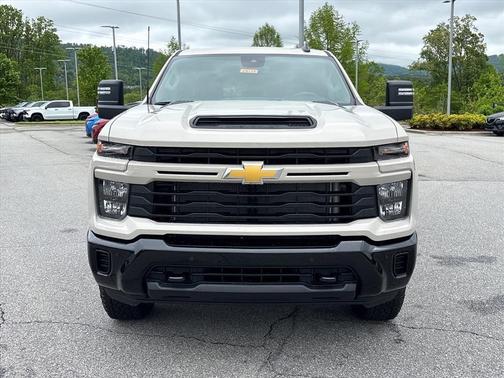 White Sand 2026 Chevrolet Silverado 2500 Custom