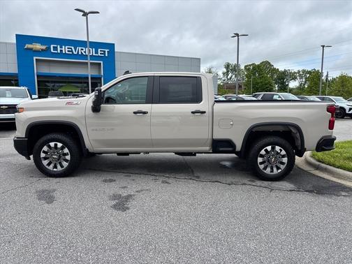 White Sand 2026 Chevrolet Silverado 2500 Custom