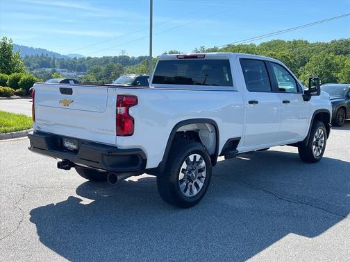Summit White 2026 Chevrolet Silverado 2500 Custom
