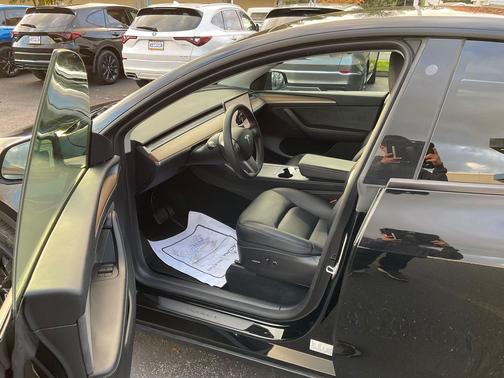 2022 Tesla Model Y Long Range Dual Motor All-Wheel Drive