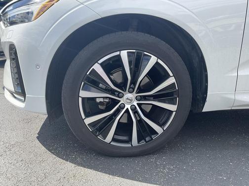 2023 Volvo XC60 B5 Plus Dark Theme