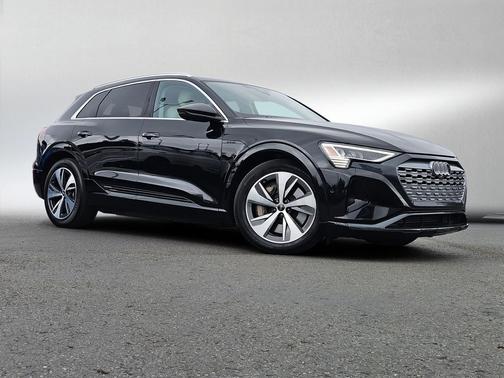 Mythos Black Metallic 2024 Audi Q8 e-tron Premium Plus