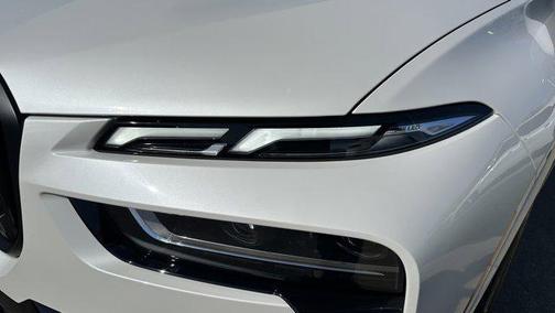 Mineral White Metallic 2026 BMW X7 xDrive40i