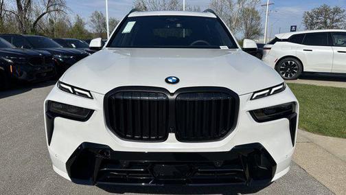 Mineral White Metallic 2026 BMW X7 xDrive40i