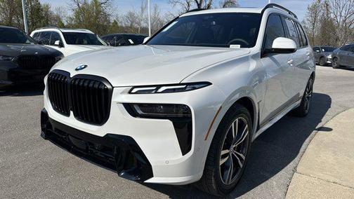 Mineral White Metallic 2026 BMW X7 xDrive40i