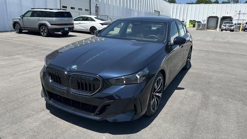 Carbon Black Metallic 2027 BMW 550e 550e xDrive
