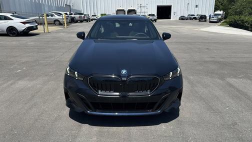 Carbon Black Metallic 2027 BMW 550e 550e xDrive