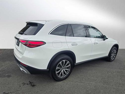 Polar White 2026 Mercedes-Benz GLC 300