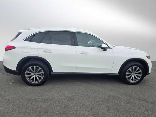 Polar White 2026 Mercedes-Benz GLC 300