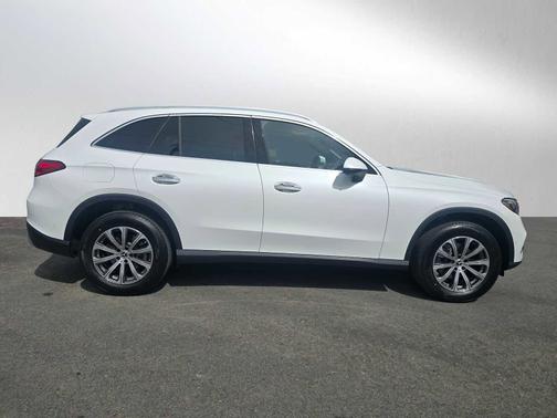 MANUFAKTUR Moonlight White Metallic 2026 Mercedes-Benz GLC 300